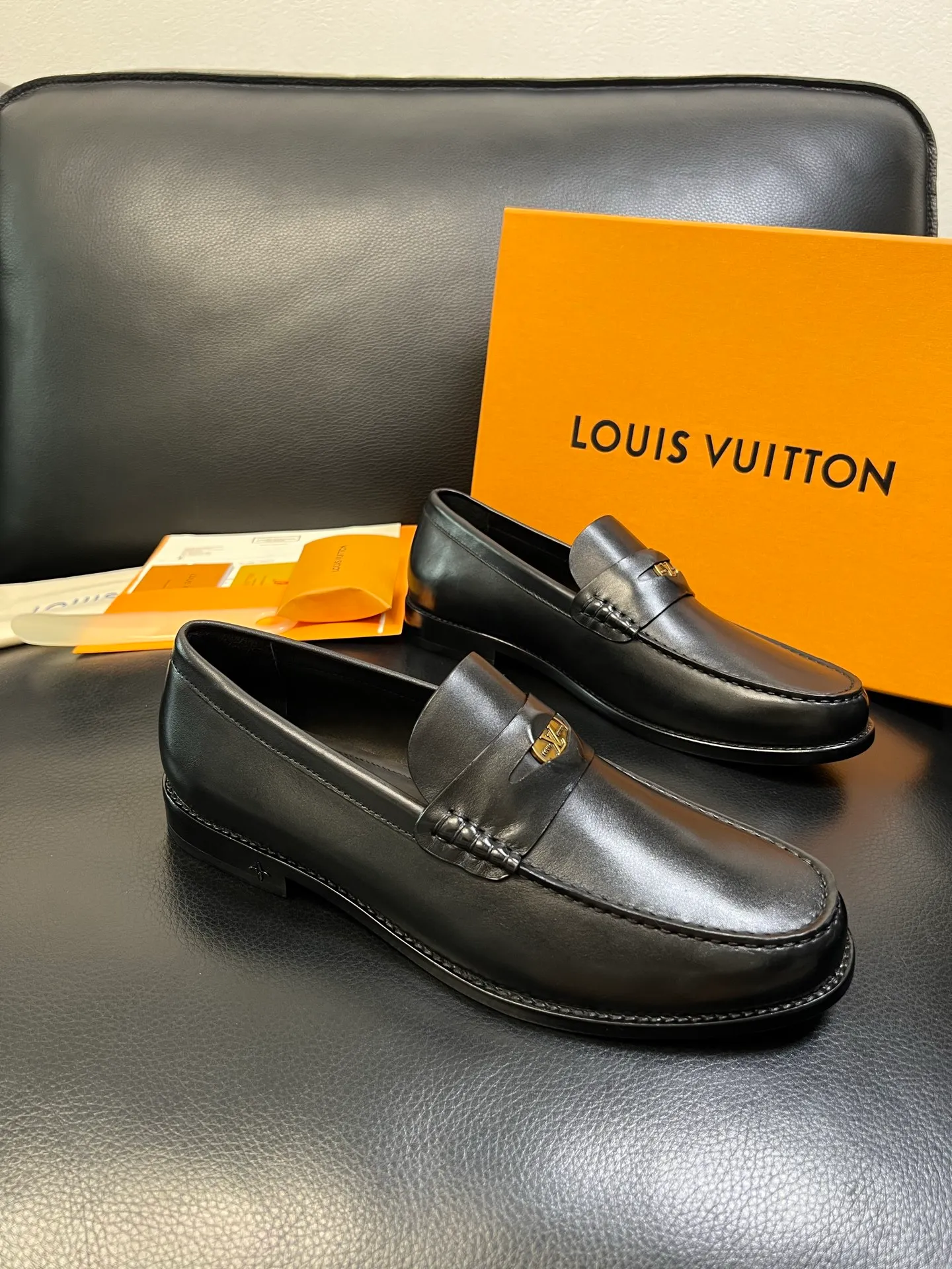 Men's shoes 💰920 Lv high quality top crafts Louis Vuitton leather shoes counter synchronized with original factory configuration, uppers imported from Italy, imported water-dyed cowhide lining, soles: original genuine leather soles specially provided by the original factory, original factory and single goods, welcome to compare, code number 39-44 (customized 38 45 46)